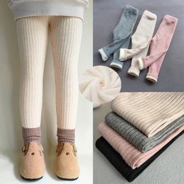 Dżinsy ciepłe kaszmirowe spodnie dla dziewcząt jesień zima odzież dla dzieci i aksamitne spodnie Zachowaj legginsy bawełniane 231020
