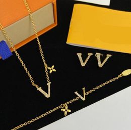 Classic Designer Necklace Women Letters Patern Pendant Necklaces Bracelet Earring Gold Silver Jewelry Womens Engagement Party Gift With Box