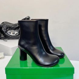 Botas de tornozelo de salto atômico Botas de couro de salto cilíndrico Mulheres Botas de bico redondo com zíper traseiro Botas de moda Antiderrapantes dentes único designer de luxo Tamanho 35-41