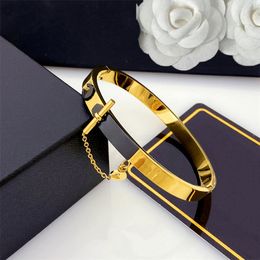 Brand Fashion elegantes Titan-Stahl-Armband, europäisches amerikanisches Temperament-Armband, roségoldenes, nicht verblassendes Armband mit Buchstaben