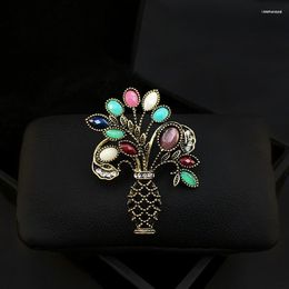Brooches 1211 Elegant Vintage Vase Bouquet Brooch Women Luxury Stylish Flower Corsage Pin Sweater Suit Neckline Accessories Jewelry Gifts
