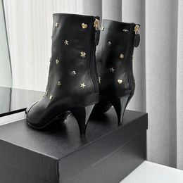 Lüks kadın ayak bileği botları tasarımcı kuzu derisi stiletto topuklu 5 cm yuvarlak ayak parmakları ile mektup mektup kalp şeklindeki eğlence ayakkabı zarif bayanlar parti siyah düğün ayakkabısı