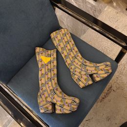 Logo triangolare Jaquard Stivali alti al ginocchio ricamati Tacchi a blocco fantasia in pelle Punta tonda Stivaletti con calzino designer di lusso Calzature di fabbrica di scarpe moda donna