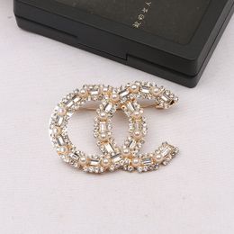 18 Karat vergoldete Charm-Marken-Brosche, Doppelbuchstabe, Luxus-Designer-Anstecknadel für Frauen, Strass-Perlenbroschen, Hochzeitsfeier, Schmuck, 20 Stile