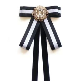 YY 2023 Frau Broschen Pin Band Kleine Bowknot Schild Strass Shirts Corsage Kragen Fliege Kristall Mode Schmuck Geschenke