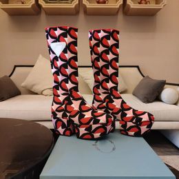 Üçgen Logo Çiçek-Jacquard Platform Diz Yüksek Botlar Desenli Blok Topuklu Deri Yuvarlak Toe Sock Boot Yok Lüks Tasarımcılar Kadın Moda Ayakkabıları Fabrika Ayakkabıları