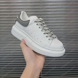 Designer Sneakers Oversized Casual Shoes White Black Leather Luxury Velvet Suede Womens Espadrilles Trainers man women Flats Lace Up Platform 1978 013