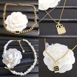 Charme Colar Mulheres Pingente Gargantilha 18K Banhado A Ouro Prata Titânio Aço Marca Letra Inlay Cristal Pearl Links Chains Designer Jóias Presente de Casamento