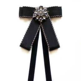 2023 Donna Spille Pin Nastro Piccolo Bowknot Scudo Strass Camicie Corpetto Collare Farfallino Cristallo Gioelleria raffinata e alla moda Regali