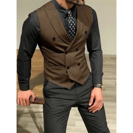 Sleeveless men's slim fitting vest paired with a double breasted groom's waistcoat suitable for wedding business single piece men 231023