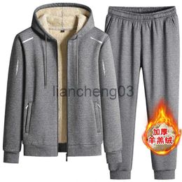 Men's Tracksuits Men Warm Sport Suit 2 Pieces/Set Sportsuit 2021 Winter New Thermal Hoodies Sets Fleece Tracksuit Windproof Gym Run Sportswear J231023