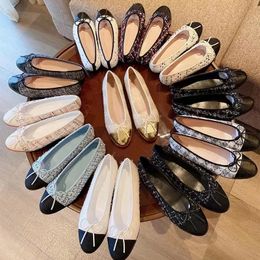 Chanele Designer Dress Shoes 100% Clássico Primavera e Outono Couro Carta Arco Ballet Sapatos Moda Feminina Flat Boat Couro Feminino Atropelar Mocassins Preguiçosos