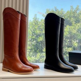 Autumn and winter women's mid to high-end boots are fashionable, elegant, and high-quality cowhide boots with low heel leather outsole.