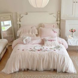 Bedding Sets Pink French Rose Flower Embroidery Romantic Lace Ruffles Set Plush Warmth Velvet Fleece Duvet Cover Bed Sheet Pillowcase