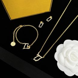 The designer has designed a set of fashionable, luxurious and atmospheric diamond jewelry, suitable for New Year's Halloween gift boxes and gifts