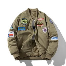 Giacca da uomo in pelliccia finta bomber da uomo Distintivo militare Inverno Pilota Retro Parka con cappuccio Giacca a vento Cappotto da motociclista Abbigliamento da uomo per giovani capispalla 231024