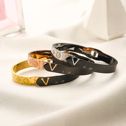Luxury Charm Women Bangle Luxury Classic Gold Plated Stainless Steel Letter Bangle No Fade Bracelet Classic Design Love Gift Jewelry New Hot Style Bangle Y23408
