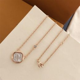 Fashion Jewellery Necklace Luxury Designer Women Pearl Pendant Necklaces With Flowers Pattern 3 Colours Optional Girl Party Gift High241y