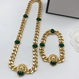 colar pulseiras moda clássica 18k banhado a ouro conjunto de duas peças pulseira colares designer para mulher vintage cabeça de leão esmeralda s2696