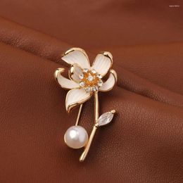 Brooches Fashion White Lotus Brooch High Quality Pearl Corsage Exquisite Scarf Clasp Women Pin Jewelry Accessory Flower Badge