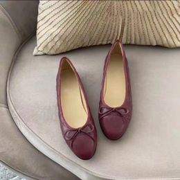 Bale Düz Orijinal Deri Ayakkabı Tasarımcı Kadın Loafers Elbise Ayakkabı Kadın Düz Ayakkabı Boyutu 35-42 Sıradan Ayakkabı Düğün Partisi Lüks Velvet Mevsimsel Chanelly