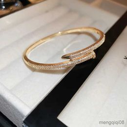Bangle 2023 New Bangle Luxury Bracelet Elegant Fashion and Simple Shiny Bracelet Women's Party Female Jewelry R231025