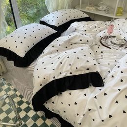 Bedding sets INS Heart Love Flower Sets Bed Sheet Simple Black White Duvet Cover Lace Set Girl Woman Luxury Textiles 231025