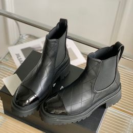 Markenlogo, Schaffell-Leder, kurze Knöchelstiefel, runde Zehenpartie, Chelsea-Booties, hochwertige Slip-On-Damen mit niedrigem Absatz, Luxus-Designer, lässige Modeschuhe, Fabrikschuhe