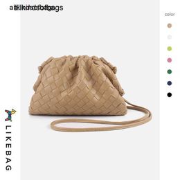 Bottegassvenetas Bags Pouchs Small Crowd Design Cloud Bag Weaving Ins Wind Pleated Net Red Single Shoulder Cross Versatile Womens Hand Dumpling Have Logo Frj