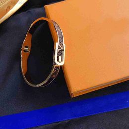 Trendy Designer Bangle for Women v Letter Belt Buckle Presbyopia Leather 18k Gold Plated Wristband Cuff Fashion Brand Accessory S110