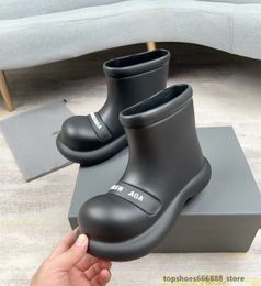 2023 nuove donne del progettista di marca moda stivali da pioggia corti signore casual impermeabile piattaforma foro scarpe Kawaii altezza scarpe a testa tonda per le femmine Prad bb