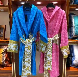 Veet Bathrobe Robe Designers Baroque Fashion Pamas Mens 여성 편지 편지 Jacquard Printing Barocco 프린트 슬리브 Shawl Collar Pocket Belt 100% Cotton36ess