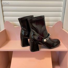 Designer de moda Boots Capahutta 6,5 cm de altura Botas Itália Popular redondo de dedão preta de couro branco tornozelo embelezado