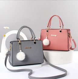 Дизайнерская женская модная сумка Модная сумка через плечо Классическая квадратная сумка через плечо Tote Плюшевая сумка-кошелек с подвеской