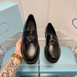 Роскошные дизайнерские одежды для обуви Loafers Horsebit 1953 Женские дерма повседневное монолит треугольник логотип увеличение платформы патентные матовые тренеры