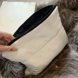 Cosmetic Womens Designer Luxury MakeUp Bag Bag Down Cotton Zipper Toiletry Bags Ladies Fashion Cosmetic Pouch 23