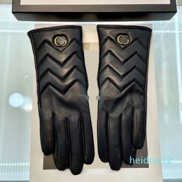 Delicate Soft Leather Gloves Hardware Letters Designer Mittens High End Sheepskin Gloves Women Gift