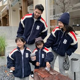 Family Matching Outfits Fashion Clothes Dad Mom And Daughter Son Coats Children Warm Polar Fleece Zipper Sweatshirt Women Winter Jacket 231027