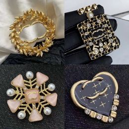 Pins Brooches Designer Brooch Pin Broche Fashion Have Cgletter Gold Plated Sier Crystal Pearl Women Brand Letter Brooches Pins Romantic Couple Gift FJRH