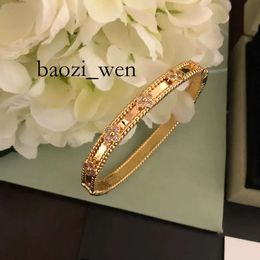 Brand Designer Bangle Bracele for Women Gold Plaed Full Crysal Four Leaf Perlee Swee Clover Flower Cuff Valenine Pary