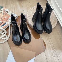 Ботинки Челси с монолитной подошвой для женщин, ранняя весна 2024, знаменитые лакированные черные ботильоны с треугольной металлической пряжкой, мотоциклетные боевые массивные ботинки, дизайнерская обувь P НОВИНКА