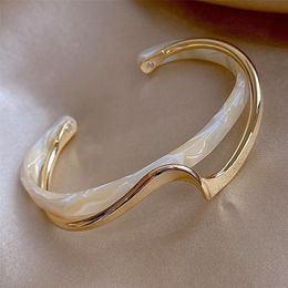 Charm Bracelets White Shellfish Board Bend Metal Bangle s Hand Geometric C shaped Opening Jewelry Gifts l231025