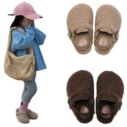 Тапочки детские флисовые эластичные сабо для маленьких мальчиков и девочек плюшевая зимняя теплая обувь на мягкой подошве нескользящая обувь 231027
