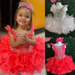 Sıcak-Pink Girl's Glitz Pageant Elbise 2024 Ruffles Kollu Katmanlı Organza Etek Boncuklar Kristal Cupcake Pageant Parti Gowns Bebek Kız Tiers Toddler Infant Beyaz Dantel