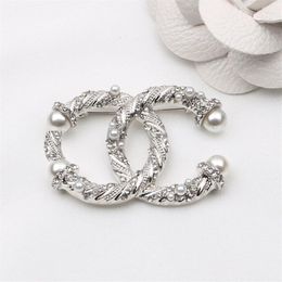 Luxury Brand Designer Double Letter Pins Brooches Women Gold Silver Inlay Crystal Pearl Rhinestone Cape Buckle Brooch Suit Pin Wed247N