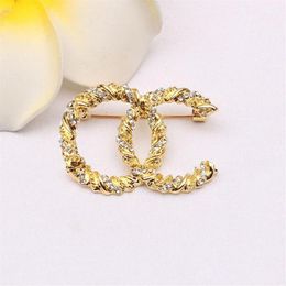 Women Luxury Designer Brand Letter Brooches Inlaid High Quality Pearl Rhinestone Ladies 18K Gold Plated Broochs Trend Gold Silver 255D