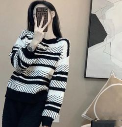 Mulheres designers suéteres roupas de malha corvo pescoço moda marca de luxo camisola carta manga longa roupas pulôver manga longa