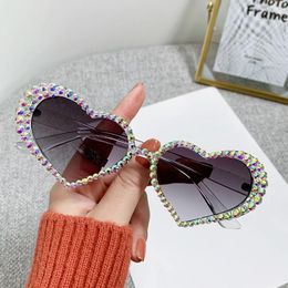 Outdoor Eyewear 2023 Fashion Heart Shaped Sunglasses Women Personality Large Frame Glitter Diamond Love Summer Glasses