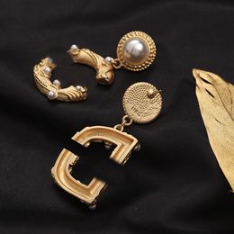 Charmdesigner för kvinnor Guldpläterad fjärilscirkelörhängen Dingle Stud Hoop Bröllopstillbehör smycken gåva Y240429