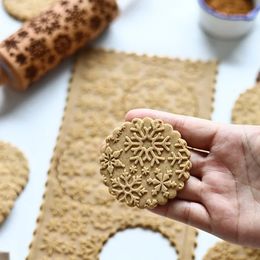 Rolling Pins Pastry Boards Merry Christmas Mbossed Wooden Pin 3D Snowflake Pattern Engraved Embossing Stamp DIY Baking Mould Cookie Dough Roller 231027